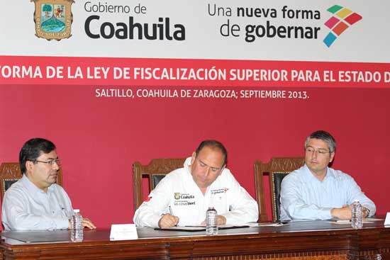 Rubén Moreira firma iniciativa de Ley de Fiscalización Superior