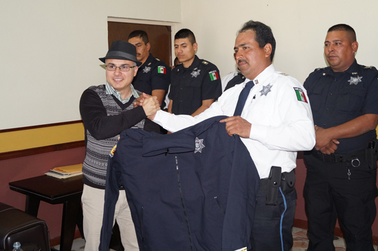 César Gutiérrez entrega chamarras a policías