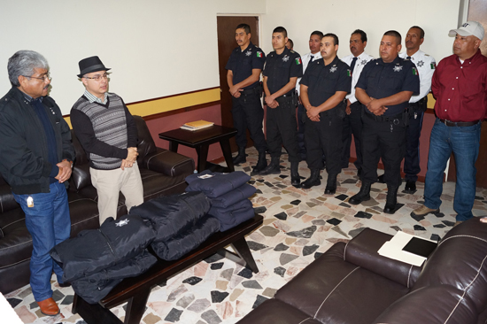 César Gutiérrez entrega chamarras a policías