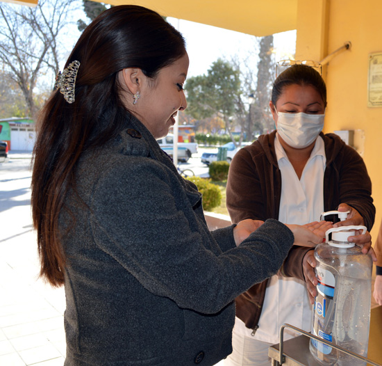 Colocan en presidencia filtro sanitario de gel antibacterial para prevenir contagios de enfermedades respiratorias 