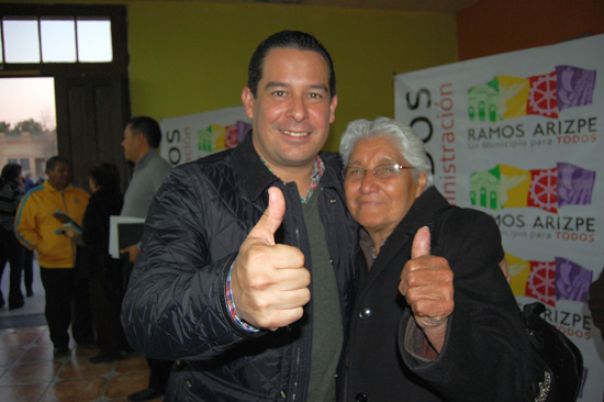 Consiente Ricardo Aguirre a los adultos mayores de Ramos Arizpe 
