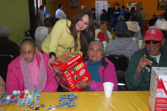 La presidenta del DIF se reunió con adultos mayores en tarde de lotería