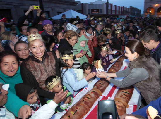 Más de 15 mil personas comparten mega Rosca de Reyes en Saltillo 