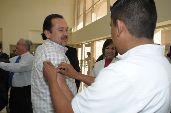 Se vacuna Presidente Municipal contra la influenza 