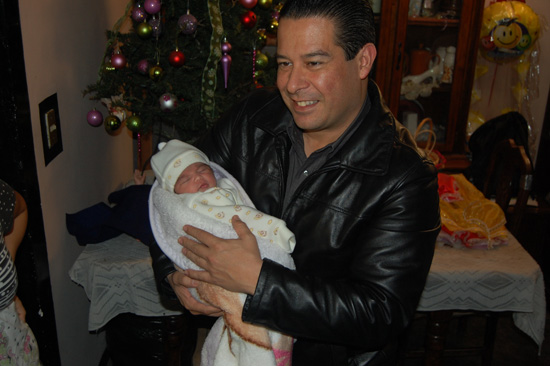 Visita Ricardo Aguirre a Mia; primer niña nacida en su administración 