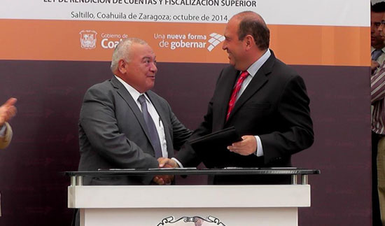 Atestigua el Alcalde Licenciado Gerardo García firma de la nueva ley de Rendición de Cuentas y Fiscalización Superior 