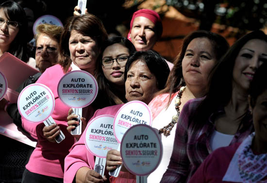 Concientizan a mujeres saltillenses sobre el cáncer de mama 