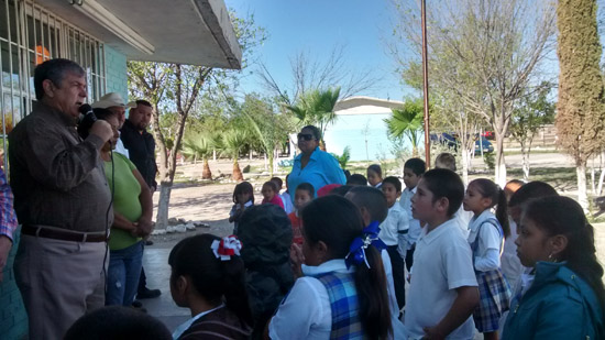 Entrega alcalde material de construcción a escuela primaria de Santa María 