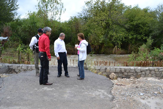Evalúa alcalde Cesar Gutiérrez la construcción de un puente en el arroyo La Maquina 
