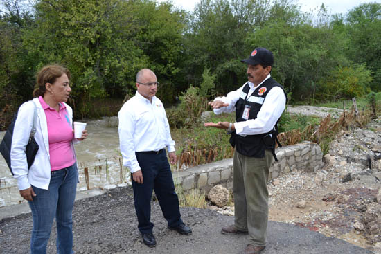 Evalúa alcalde Cesar Gutiérrez la construcción de un puente en el arroyo La Maquina 