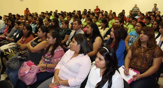   Jóvenes participan en conferencia “emprende antes de graduarte”
