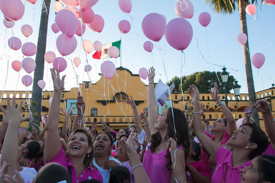 Marchan en Ramos Arizpe por el cáncer de mama 
