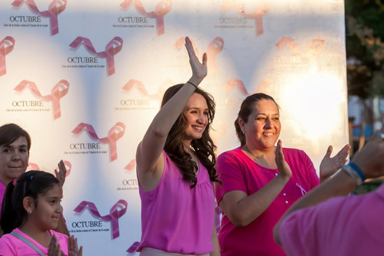 Marchan en Ramos Arizpe por el cáncer de mama 