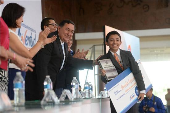 Reciben saltillenses Premio Municipal de la Juventud 