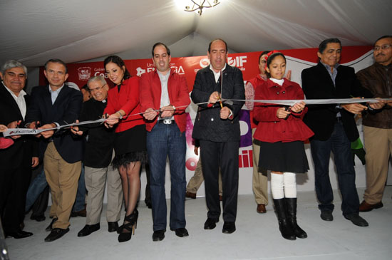Encabeza gobernador Rubén Moreira festejos navideños en Piedras Negras 
