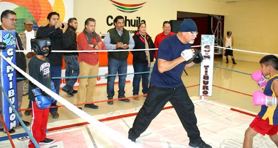 Entrega alcalde Lenin Pérez material deportivo para la práctica del box 