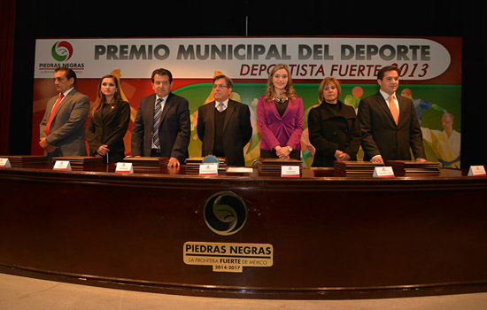 ENTREGAN PREMIO MUNICIPAL DEL DEPORTE Y PRESEA DEPORTISTA FUERTE 2013
