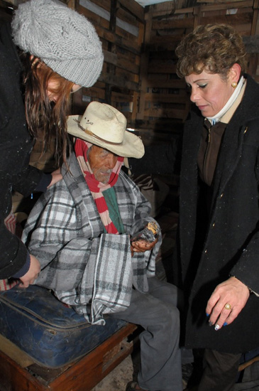  Ayudan regidores a señor de 100 años de edad que vive solo en un pequeño jacal
