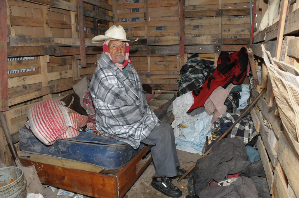  Ayudan regidores a señor de 100 años de edad que vive solo en un pequeño jacal