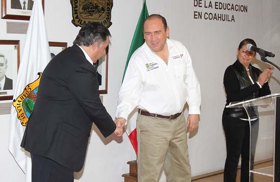 Da posesión Rubén Moreira a Jesús Ochoa Galindo como nuevo titular de SEDU 