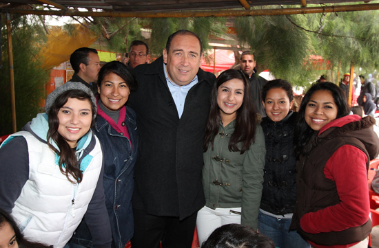 El gobernador Rubén Moreira convivió con estudiantes de Jurisprudencia de la UA de C 