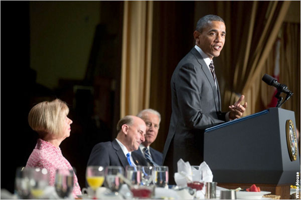   El presidente Obama ante un atril; detrás de él, personas sentadas (White House)