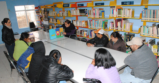 Ofrecen visita guiada en biblioteca municipal a niños del CAM 