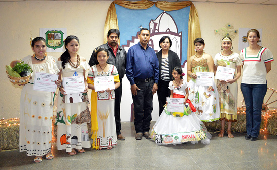 Premian a ganadoras del concurso “Traje Tradicional Navense 2014” 