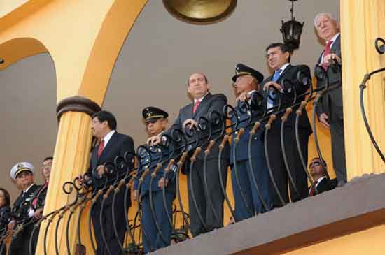 Preside gobernador desfile conmemorativo del Día de la Bandera