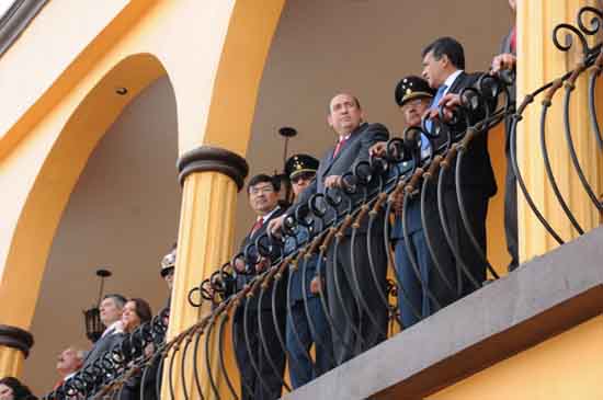 Preside gobernador desfile conmemorativo del Día de la Bandera