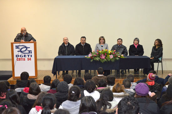 Presidenta del Sistema DIF Esther Talamás Hernández, puso en marcha el semestre en el CBTIS 54