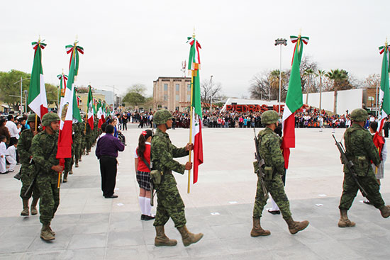 Se iza el Emblema Nacional más grande del mundo en el marco de la conmemoración del Día de la Bandera