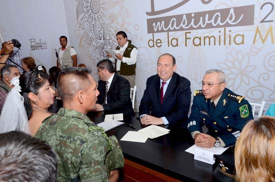 Atestigua gobernador bodas masivas de la familia militar 2014 