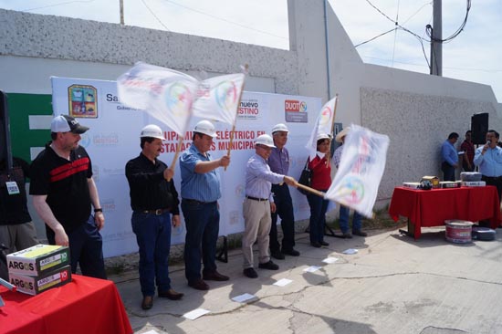 Da banderazo César Gutiérrez a trabajos de mantenimiento eléctrico en distintas áreas deportivas 