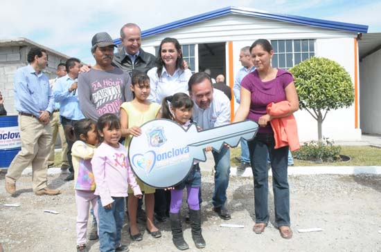 Entrega el Alcalde Licenciado Gerardo García Castillo primer casa “Acero Hogar” 