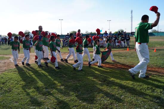 Inaugura César Gutiérrez liga de béisbol infantil y juvenil 