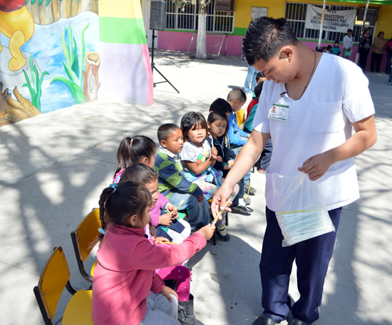 Ofrecen plática de salud bucal e higiene en jardín de niños Minerva Alicia Gil 
