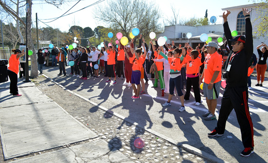Participan más de 150 navenes en la primera “Caminata por la Salud 2014” con recorrido de tres kilómetros 