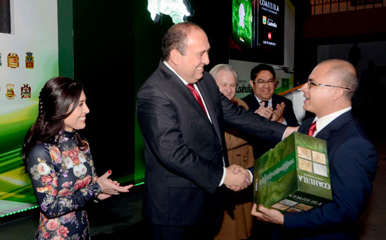 Presenta gobernador libro 'Coahuila a Través de sus Municipios'