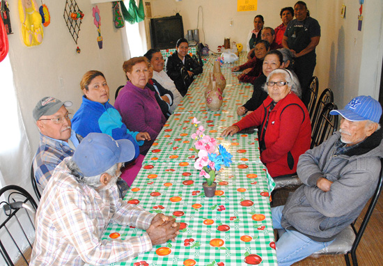 Presentan historia de Nava a adultos mayores del Centro Comunitario del ejido El Encino 