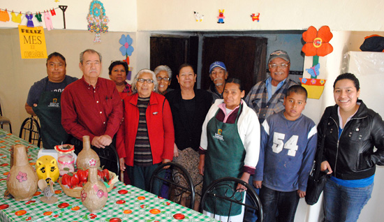 Presentan historia de Nava a adultos mayores del Centro Comunitario del ejido El Encino 