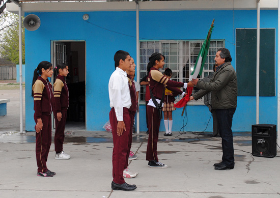 Realizan ceremonia cívica en la escuela primaria 20 de Noviembre 