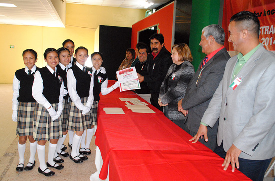 Realizan con éxito primer concurso de escoltas con la participación de escuelas primarias 