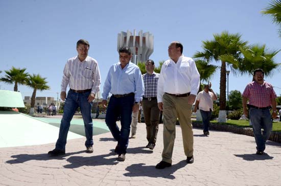 Supervisa gobernador trabajos de rehabilitación en la plaza cívica de Torreón 
