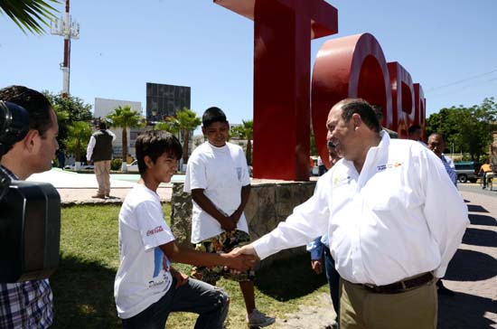 Supervisa gobernador trabajos de rehabilitación en la plaza cívica de Torreón 