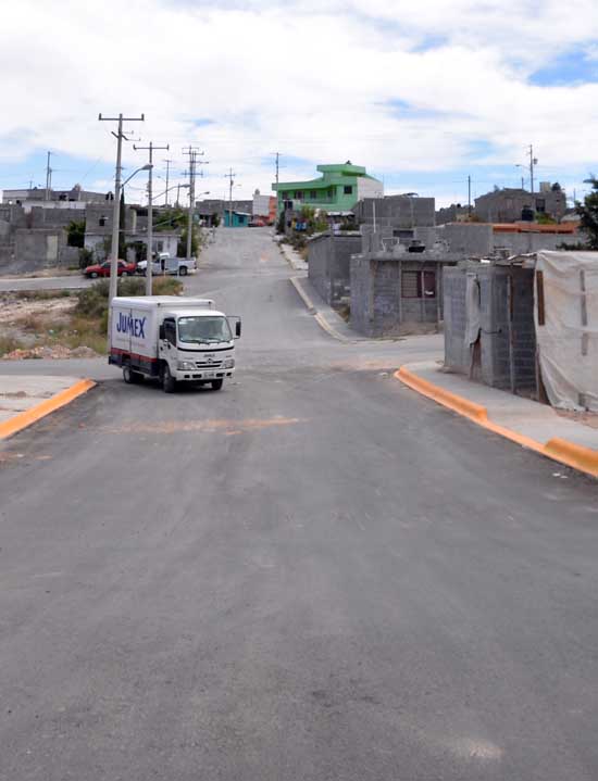 Colonos de Lomas Verdes se benefician con calle pavimentada 
