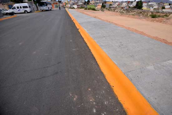 Colonos de Lomas Verdes se benefician con calle pavimentada 