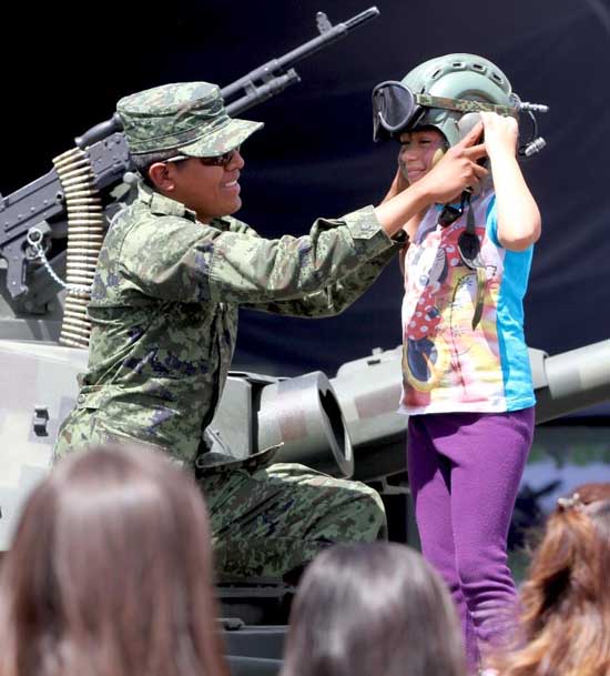 Continúa con éxito la exposición Fuerzas Armadas Pasión por Servir a México en Torreón 