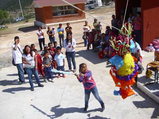 Festejan a los niños en su día, los alumnos de la  Escuela de Enfermería de la UA de C 