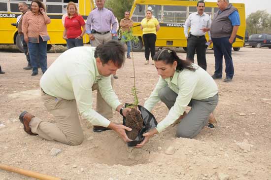 Plantan niños árboles en el Zoológico Municipal 